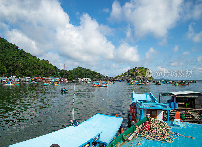 在宁静的蓝色大海中的石灰岩山脉景观，Nghe岛，Kien jiang省